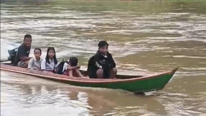 Siswa Sembakung Harus Menyusuri Sungai hingga 2 Jam dengan Ketinting demi Sekolah