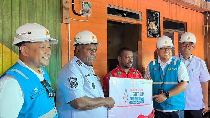 2.821 Keluarga Prasejahtera Dapat Sambungan Listrik Gratis, Kado HUT RI dari PLN