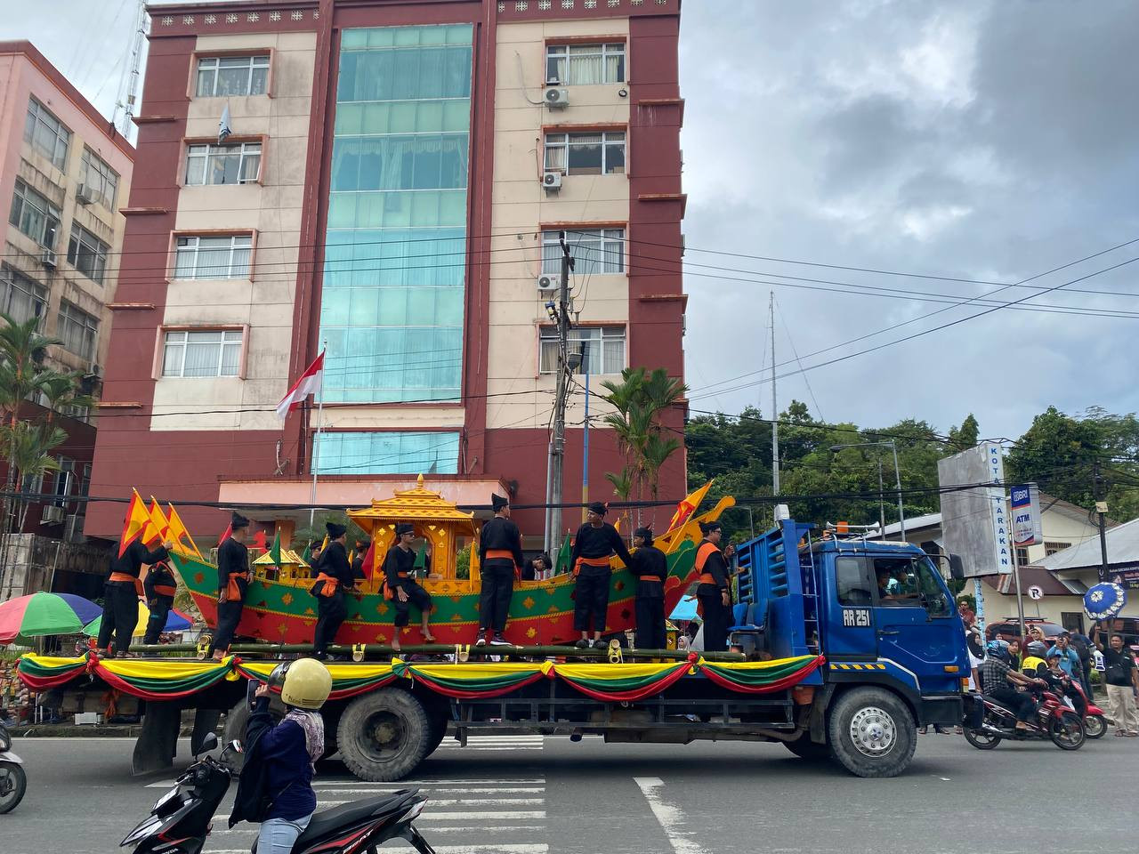 Ribuan Peserta Meriahkan Pawai Budaya Iraw Tengkayu XVI di Tarakan