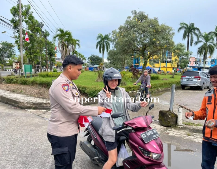 Polresta Bulungan & Polsek Jajaran Hidupkan Semangat Kemerdekaan Lewat Pembagian Bendera Merah Putih