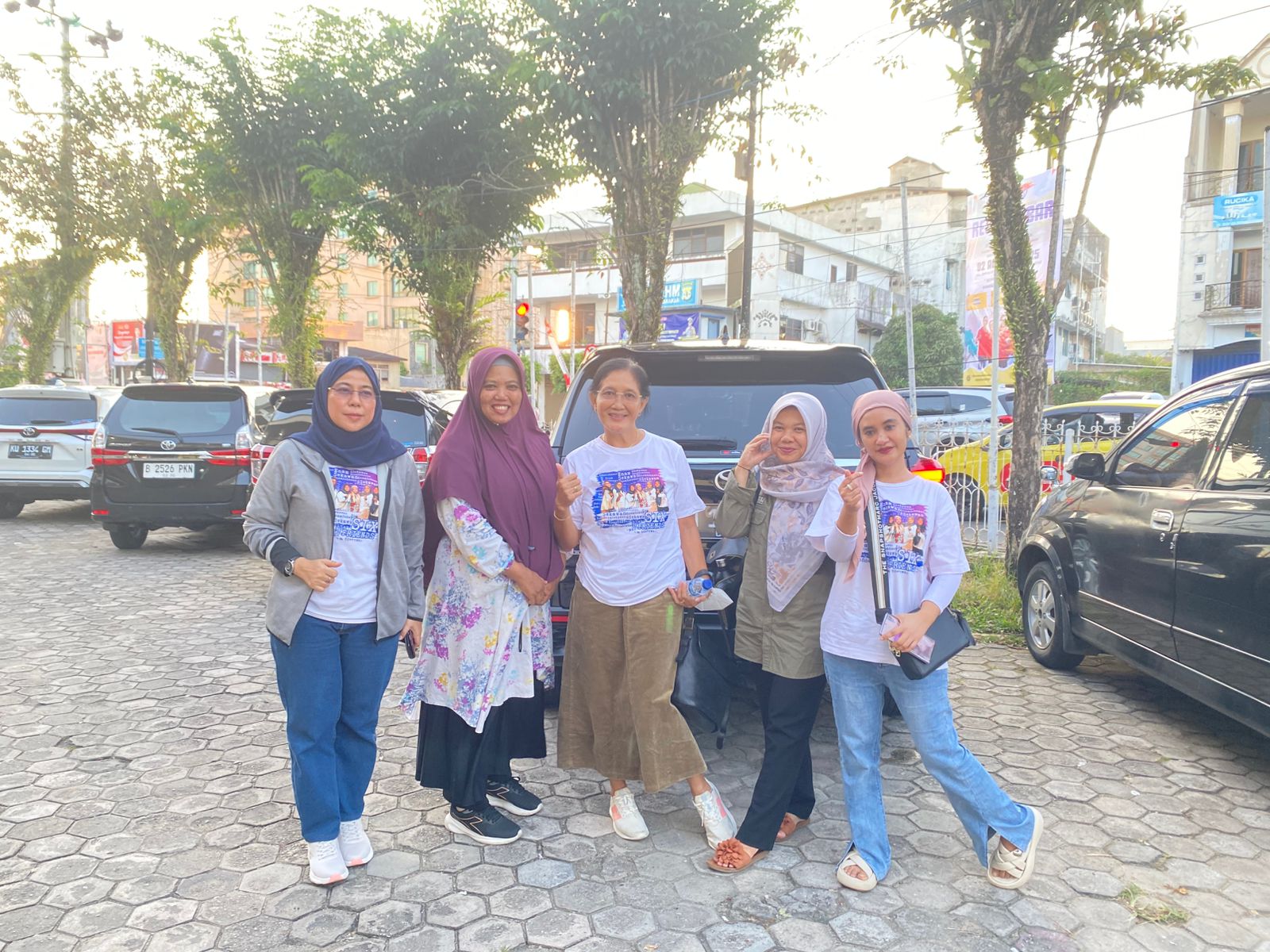 Enam Sekawan Berbagi Sembako, Tebar Kebaikan di Pinggir Jalan - (Ada 0 foto)